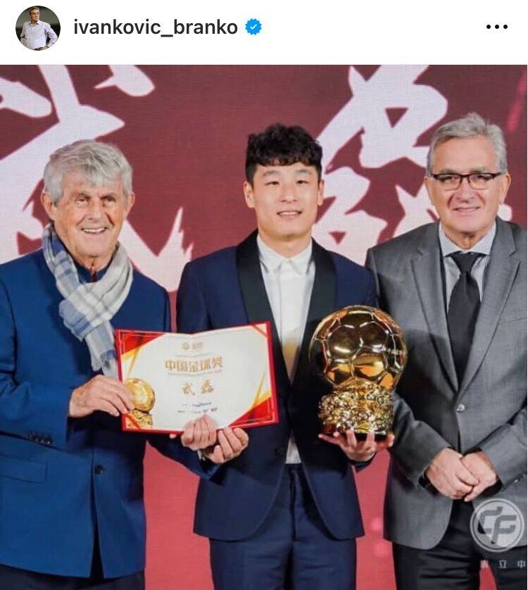  出席中國金球獎頒獎儀式，伊萬曬與武磊、米盧同框照片