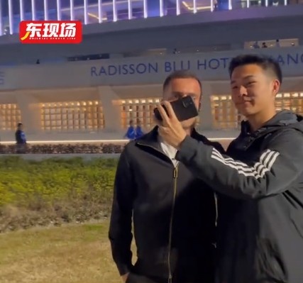  塞爾吉尼奧現(xiàn)身上海八萬人體育場，并與球迷親切打招呼合影