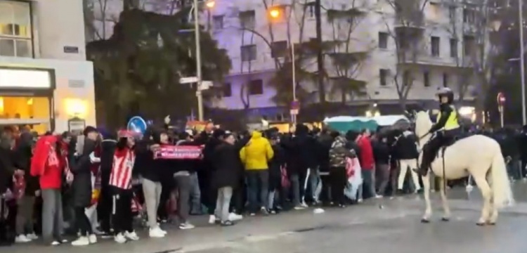  馬競球迷進(jìn)入伯納烏時向人群投擲雜物，導(dǎo)致安保對其進(jìn)行脫鞋檢查