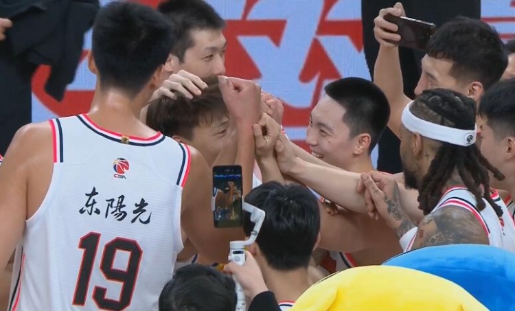  淚目！賽后廣東隊(duì)將趙睿圍在中間碰拳
