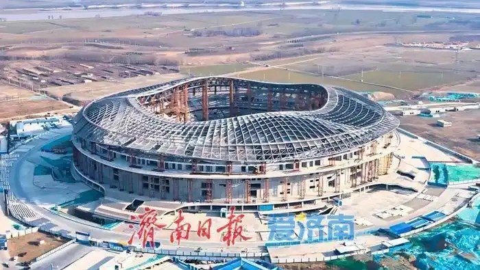  魯媒：戴上1.6萬噸“鋼鐵巨冠”，黃河體育中心球場(chǎng)完成屋蓋施工