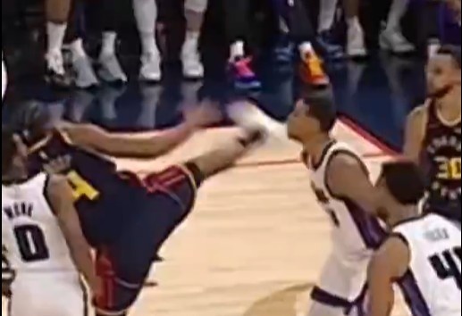  抬腳過高踢到了對手下巴！NBA官方：穆迪這一動作被判1級惡犯
