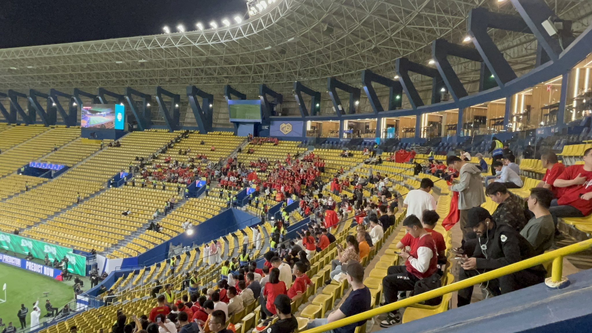  球票已售罄！中國球迷已經(jīng)入場，坐在球場上層沙特球迷區(qū)上方
