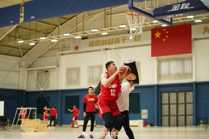  中國籃球之隊官博：大塊頭 大能量 祝李炎哲25歲生日快樂！