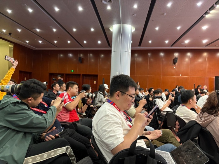  萬眾矚目！記者擠滿國足賽前新聞發(fā)布廳，賽場記者預(yù)計超300人