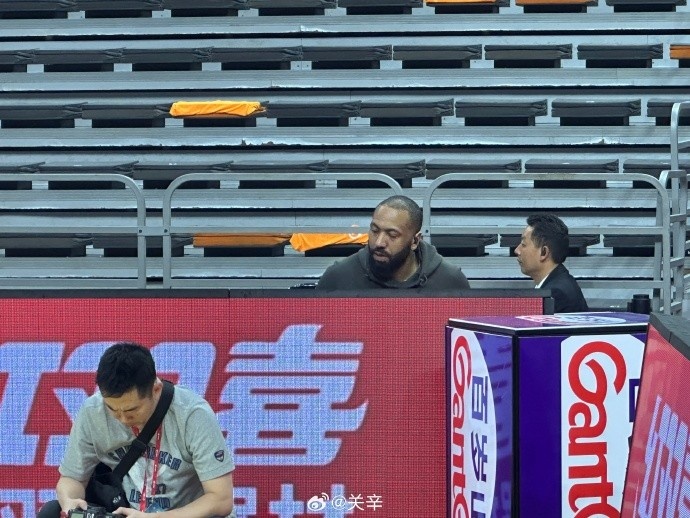  今晚不打？廣東主場(chǎng)迎戰(zhàn)廣廈 吉倫沃特一身便裝現(xiàn)身球館