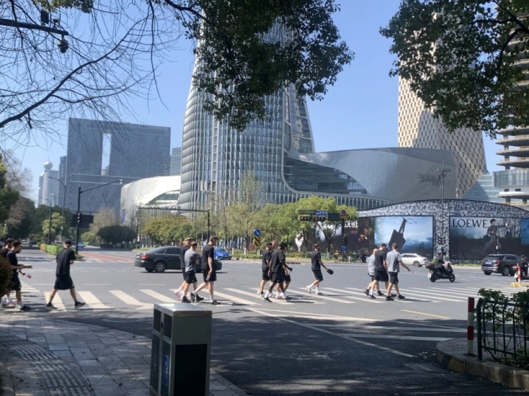  心態(tài)放松，有網(wǎng)友拍到澳大利亞隊(duì)早上在萬象城citywalk