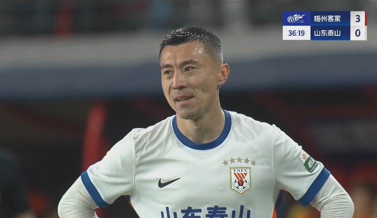  34分鐘0-3落后！36歲鄭錚苦笑36歲大雷沮喪 替補(bǔ)席黃政宇神態(tài)輕松