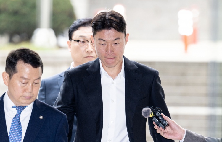  韓媒：庭審現(xiàn)場黃義助始終低頭雙手合十，判決后不停致歉